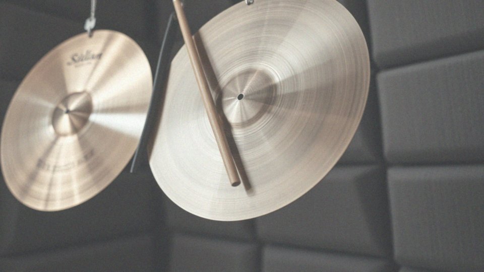 Jak wydobywa się dźwięk z instrumentów uderzanych?