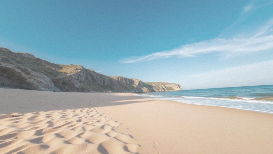 Lubisz plażowanie? Gdzie znaleźć piaszczyste plaże we wrześniu?