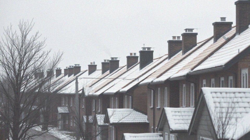 Jakie są powody wprowadzenia zakazu palenia w kominkach?