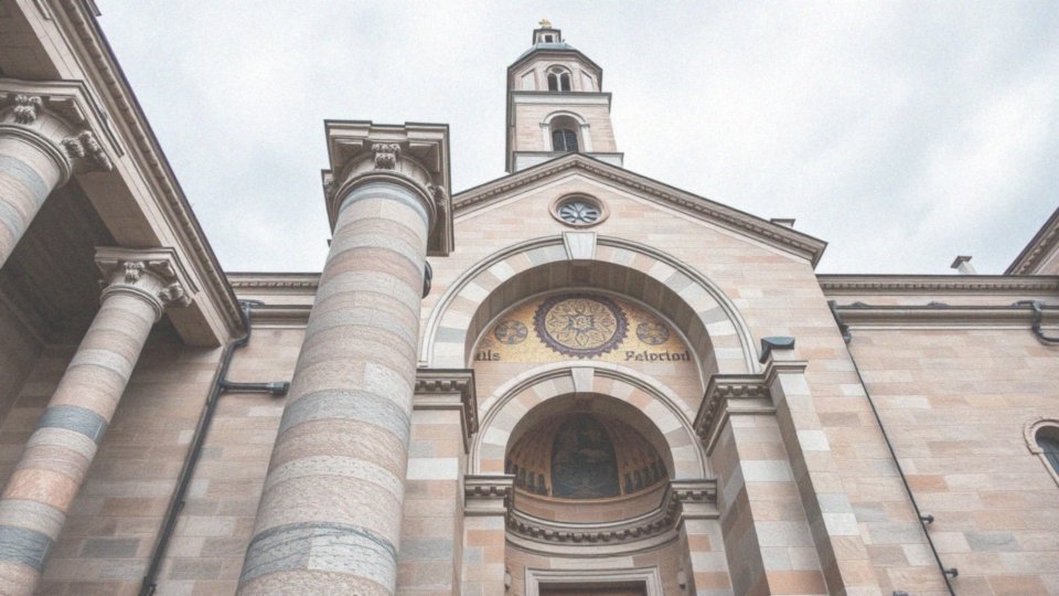 Jakie elementy architektoniczne wyróżniają Zatybrzańską bazylikę?