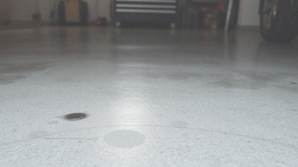 Na co zwrócić uwagę wybierając farbę do betonu w garażu?